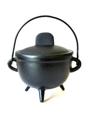 4 1/2" Cast iron cauldron w/ lid