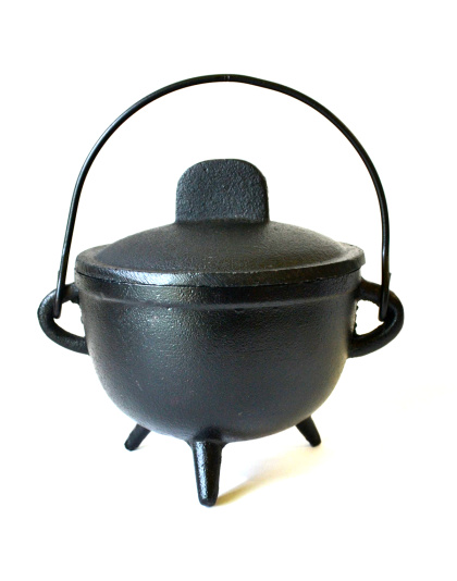 4 1/2" Cast iron cauldron w/ lid